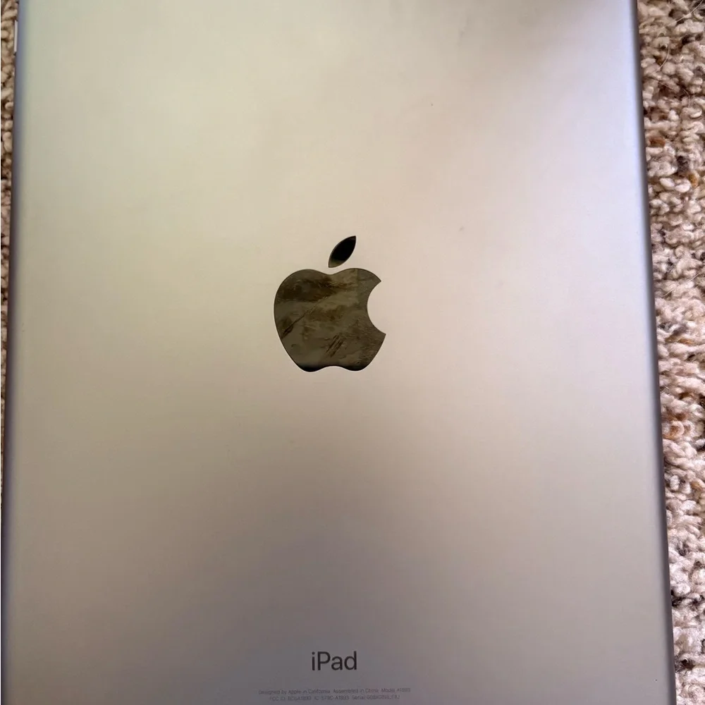 Apple IPad — 6th Generation 32BG. Wi-Fi. Size: 9.7in. (Model: A1893)